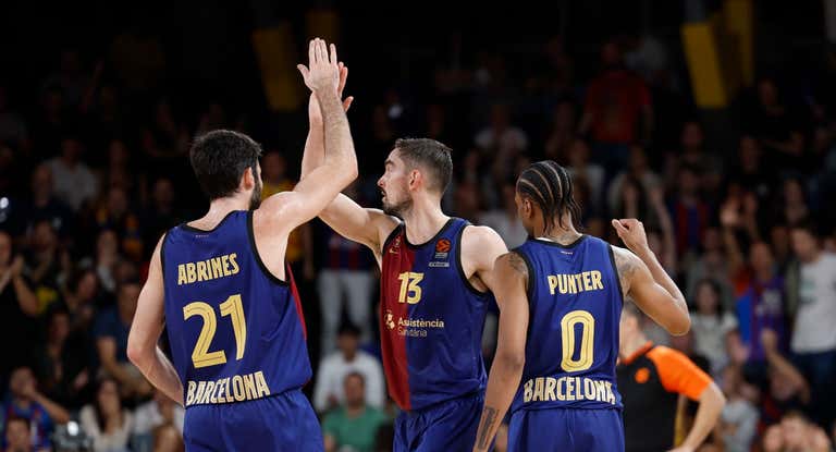 Tomas Satoransky, Álex Abrines y Kevin Punter del Barça basket celebran una canasta.