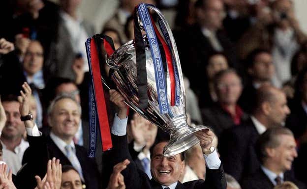 Berlusconi levanta el trofeo de la Champions. REUTERS