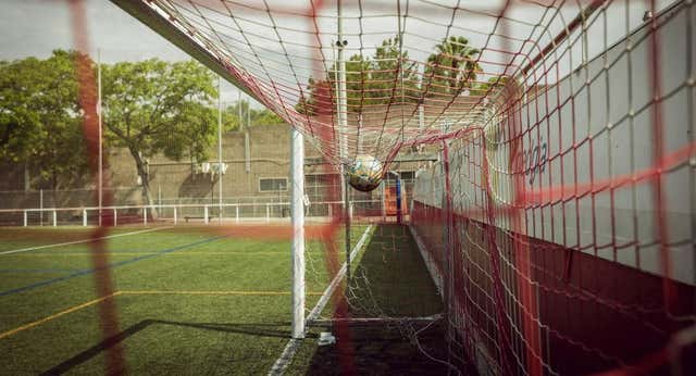Las 11 historias de un equipo de fútbol de Barcelona que remueven conciencias: «Me desperté en la patera y todo era azul, solo ves el azul…»