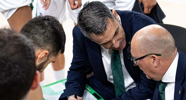 El noble gesto del entrenador del Real Betis tras una polémica arbitral en la Primera FEB: «Hay que felicitarlos»