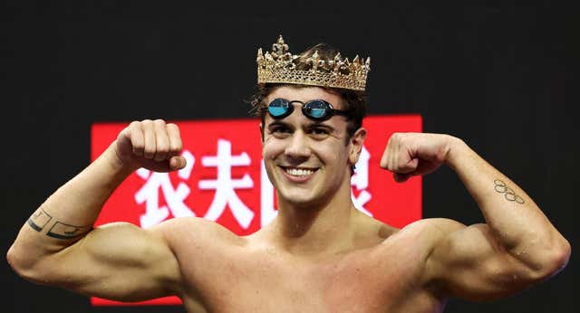 Las 13 brazadas que ayudan a un vecino y fan de Federer a llevarse un cheque de 130.000 euros: «No habrá nadie como él»
