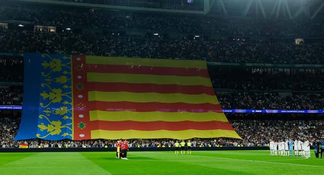 El sobrecogedor minuto de silencio en el Bernabéu con el himno y la bandera de la Comunidad y un lema: «Valencia somos todos»