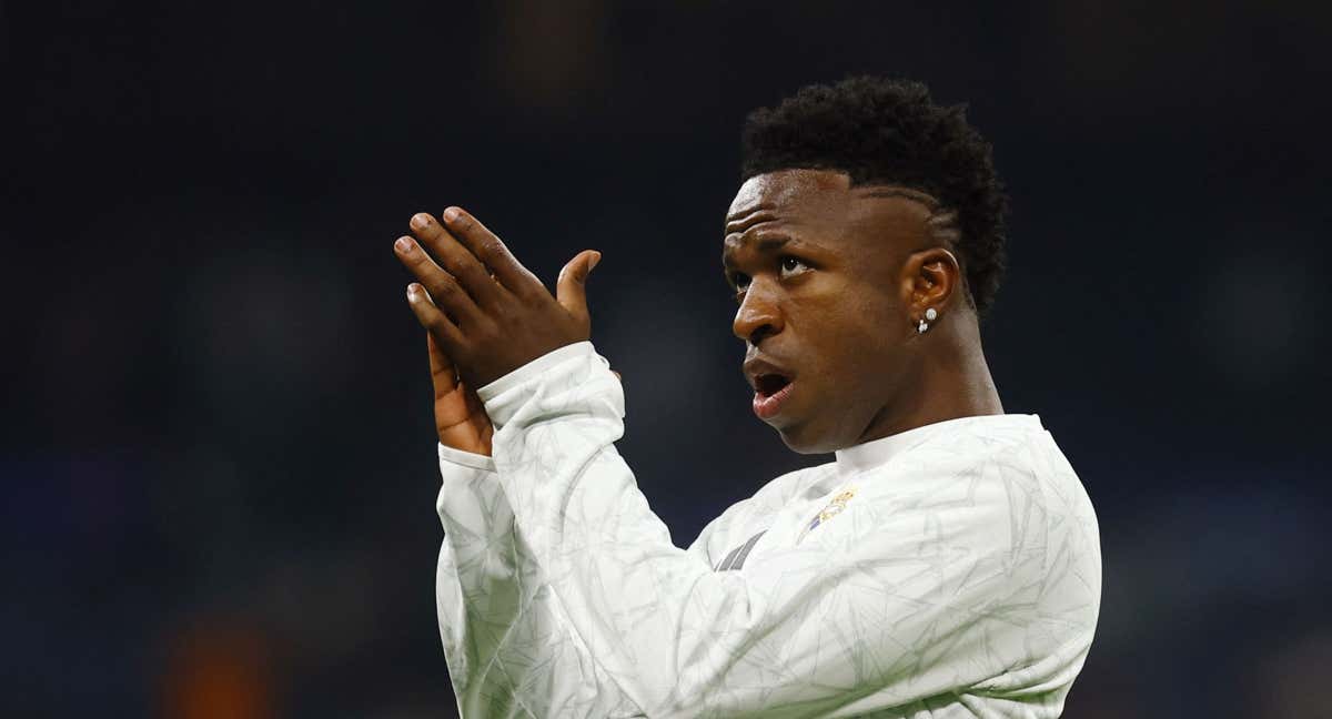 Vinicius Junior saluda al Santiago Bernabéu antes del partido con el Milan.
