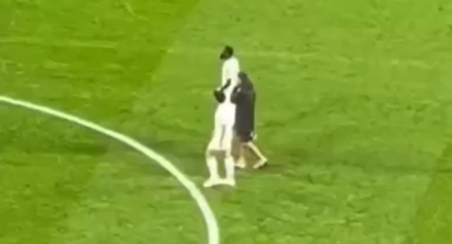 Tras el pitido final, los jugadores del Madrid se fueron al  vestuario menos ellos dos.