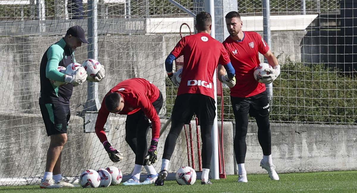 Agirrezabala y Simón se saludan durante un entrenamiento en Lezama.