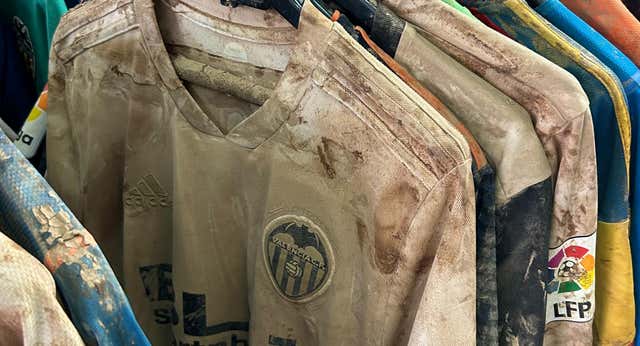 El relato del valencianista que rescató de un trastero inundado por la DANA parte de su colección de camisetas: «Pensé que si la riada se había llevado camiones…»