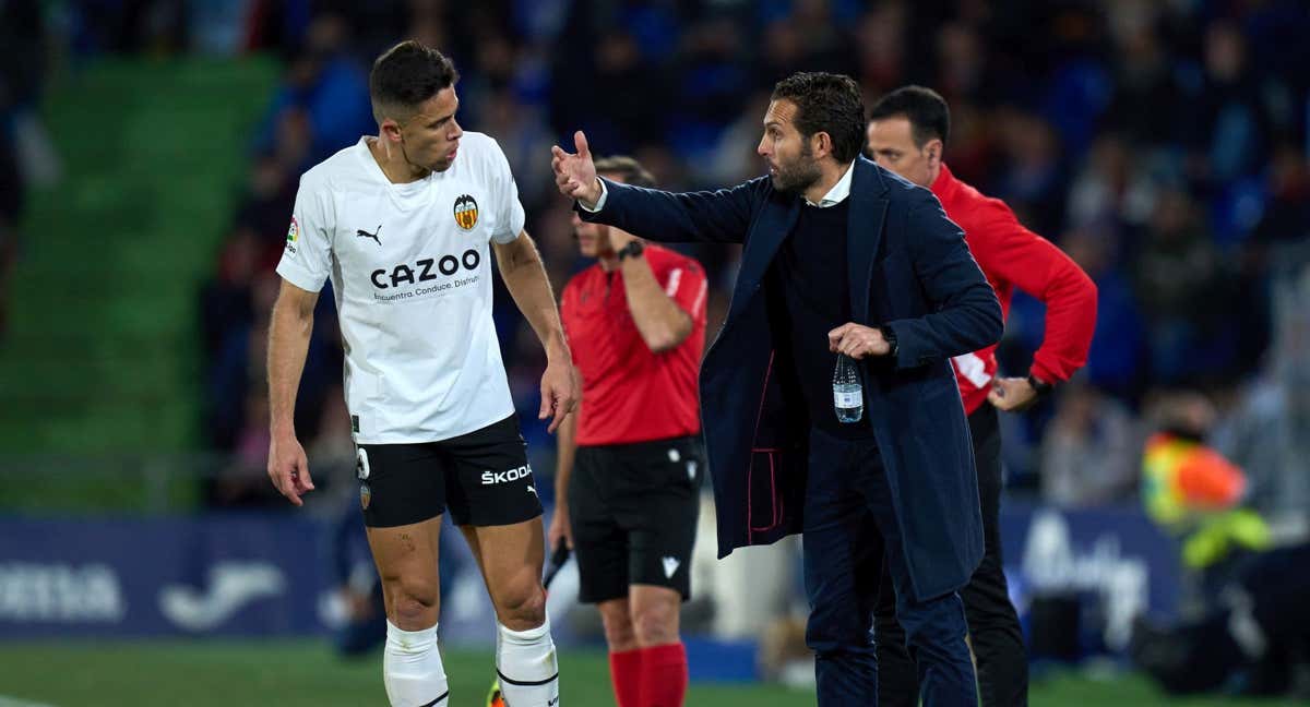 Gabriel Paulista habla con Baraja en un partido del Valencia.