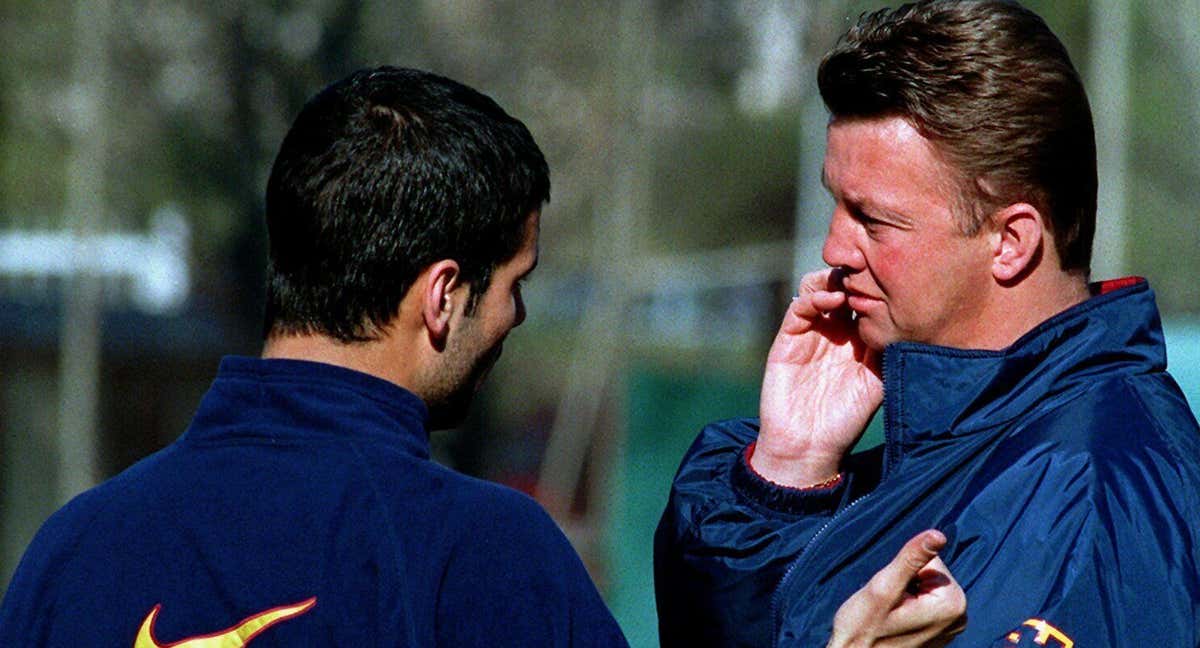 Van Gaal y Guardiola charlando en un entrenamiento.