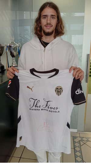 Yarek, cediendo una camiseta a la subasta. RELEVO