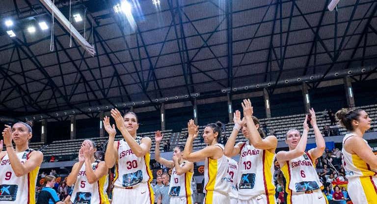 España celebra su victoria ante Países Bajos.