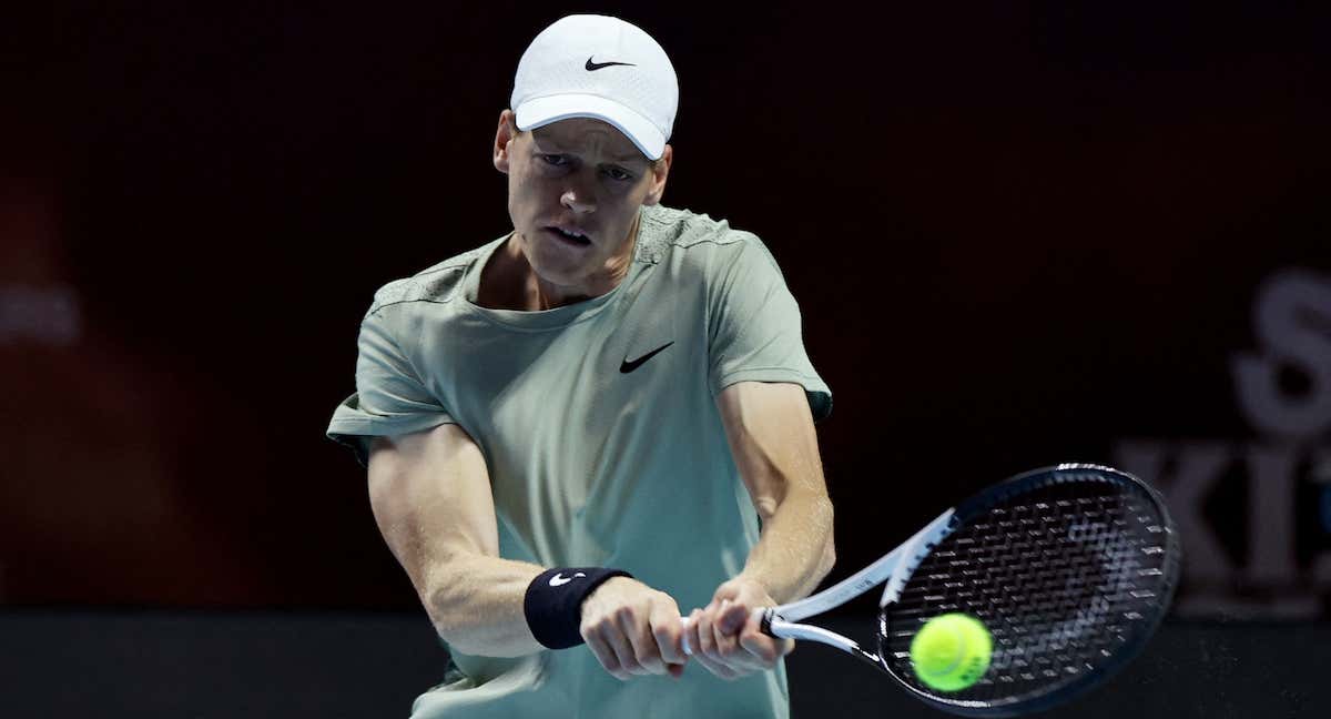 Jannik Sinner durante un partido de tenis.