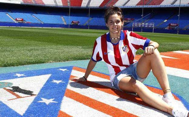 Mapi León, en el Calderón, durante su etapa como jugadora del Atlético.  ATLÉTICO FEMENINO