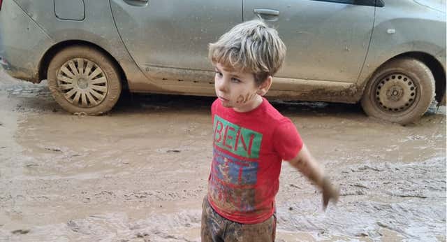 Paola y su hermano Héctor encarnan la generación de niños a la que la DANA le ha arrancado el deporte: «Yo quiero jugar a fútbol»