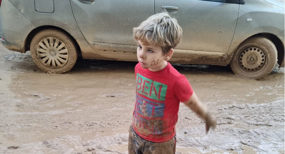 Héctor, de cinco años, termina cada día hasta arriba de barro.