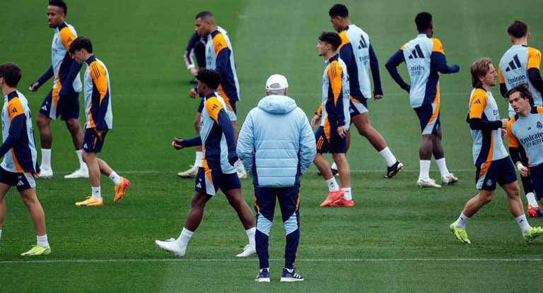 Ancelotti observa como entrenan sus jugadores.