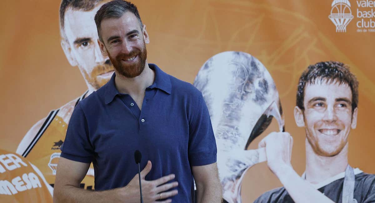 Víctor Claver en el acto en el que anunció su retirada.