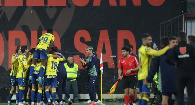 Las Palmas ve la luz en Vallecas y parte al Rayo