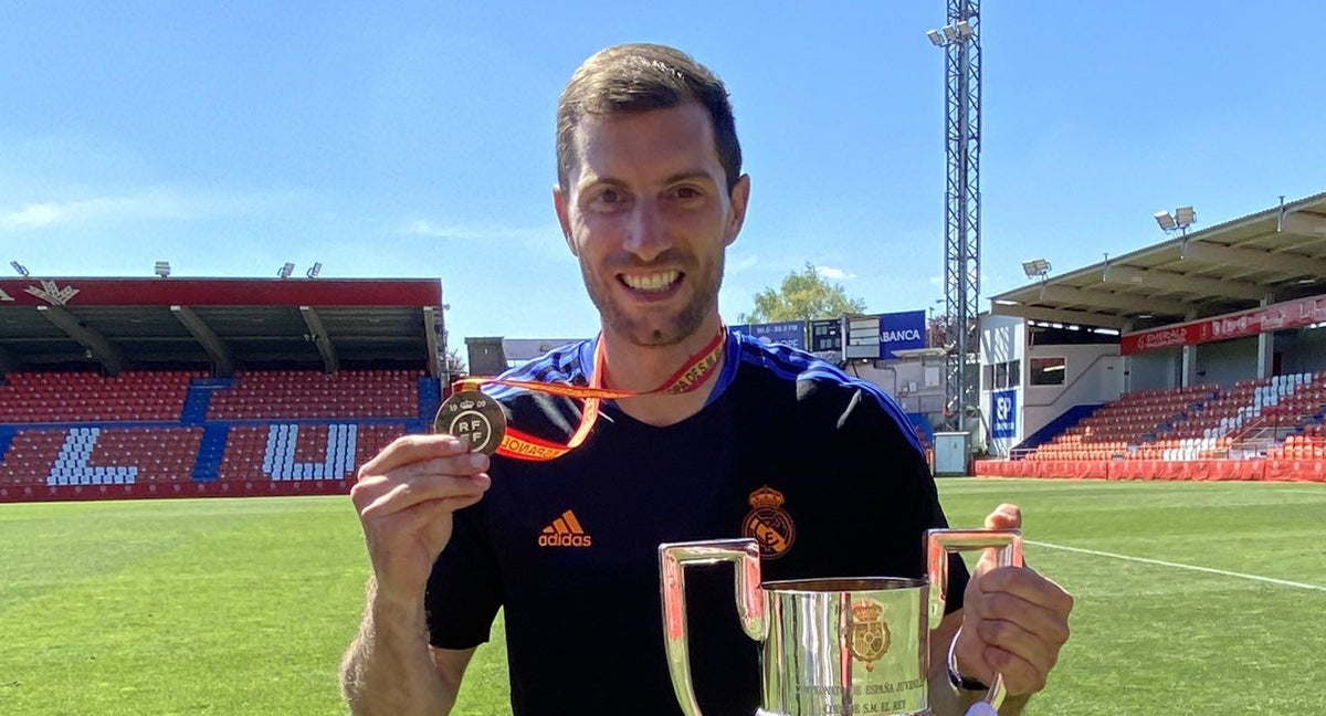 Rubén Cipriano celebrando una Copa del Rey Juvenil con el Real Madrid.