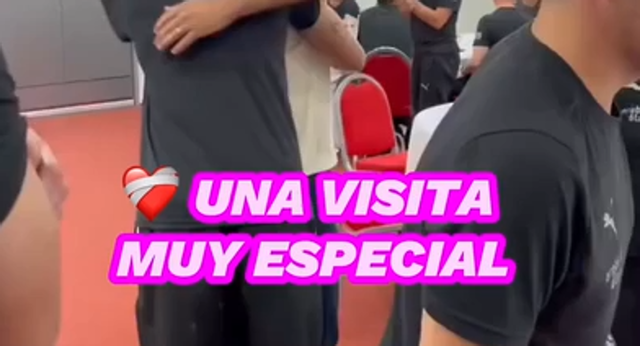 Luis Rioja visita por sorpresa a la plantilla del Alavés en la previa del partido contra el Villarreal.