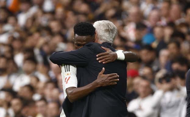 Este fue el abrazo de Vinicius a Ancelotti este sábado tras marcarle a Osasuna.  EFE