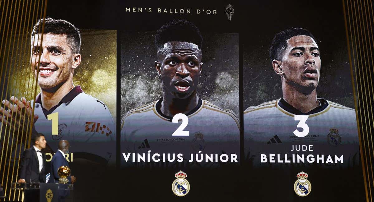 Rodri Hernández y George Weah en la gala del Balón de Oro 2024 junto al Top 3 proyectado en la pantalla.
