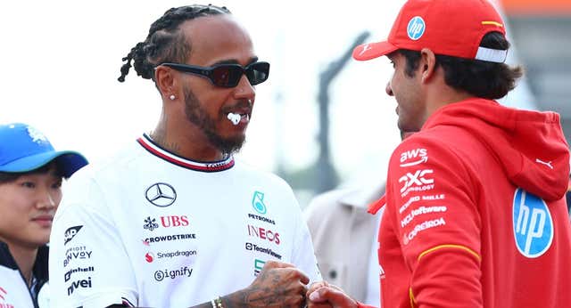 Una llamada de Carlos Sainz padre y un mensaje que Ferrari ignoró delataron la fuga de Lewis Hamilton