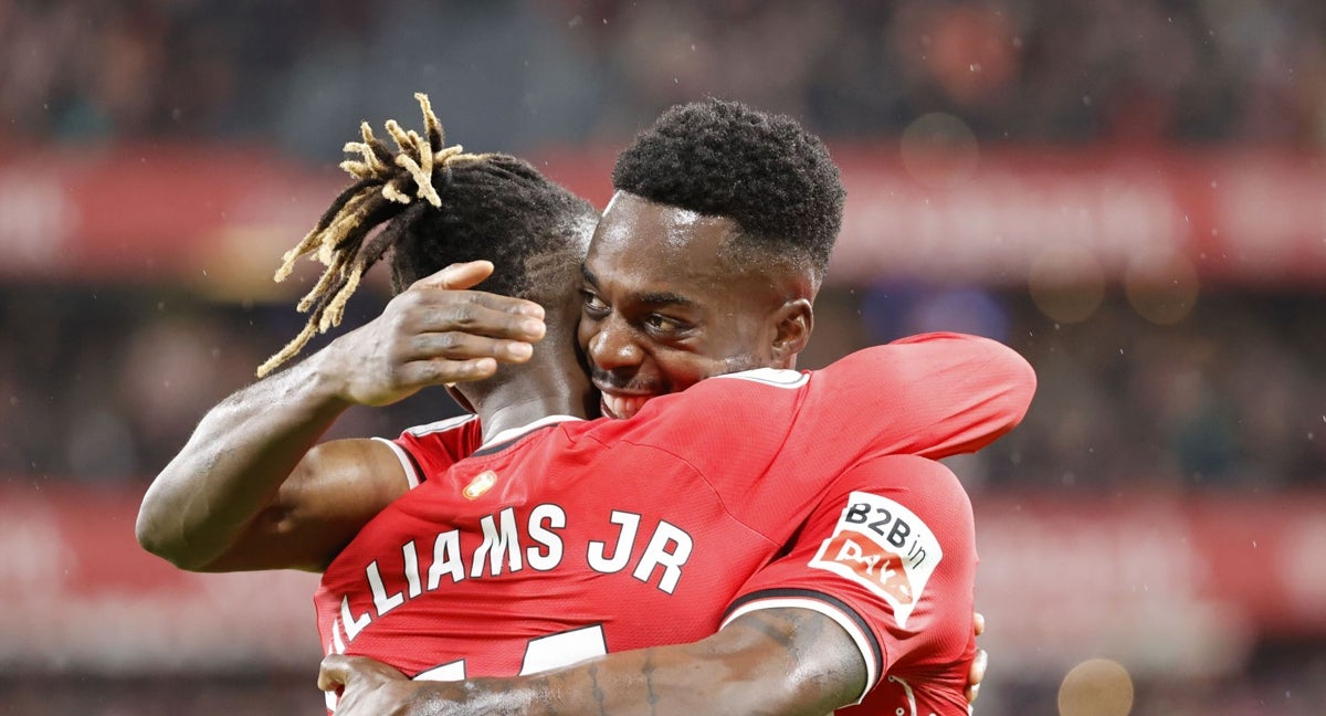 Iñaki Williams abraza a su hermano Nico.