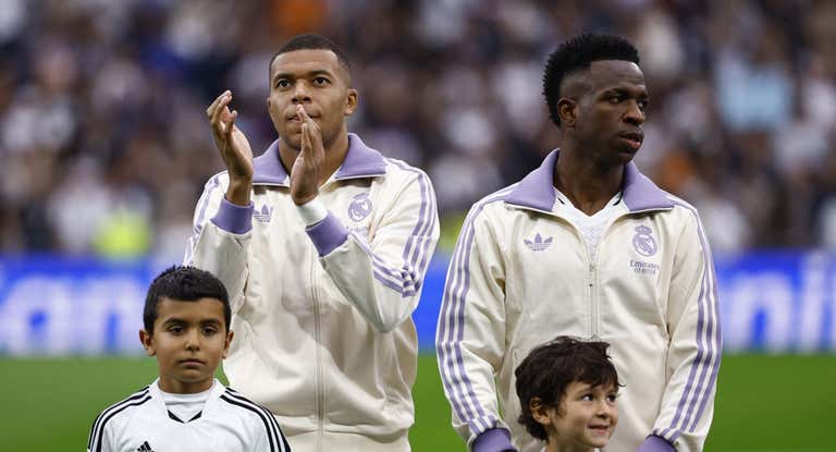 Mbappé aplaude al público del Bernabéu antes del partido ante Osasuna.