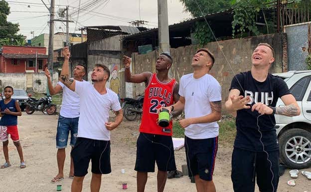 Vinicius, con amigos en Rio.  INSTAGRAM