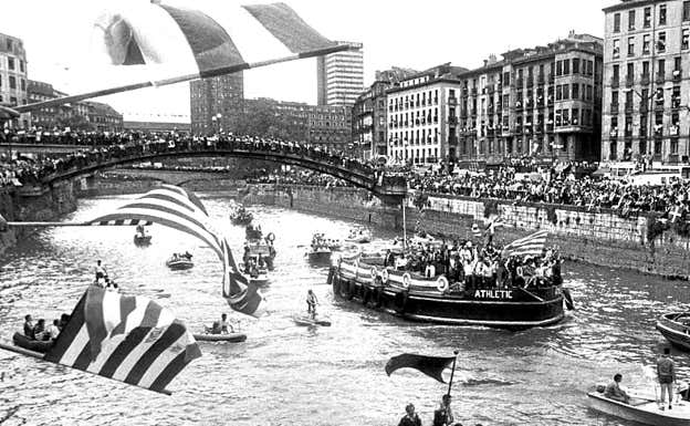 La plantilla del Athletic surca la ría de Bilbao en La Gabarra en mayo de 1983, antes de la riada de agosto.  ARCHIVO