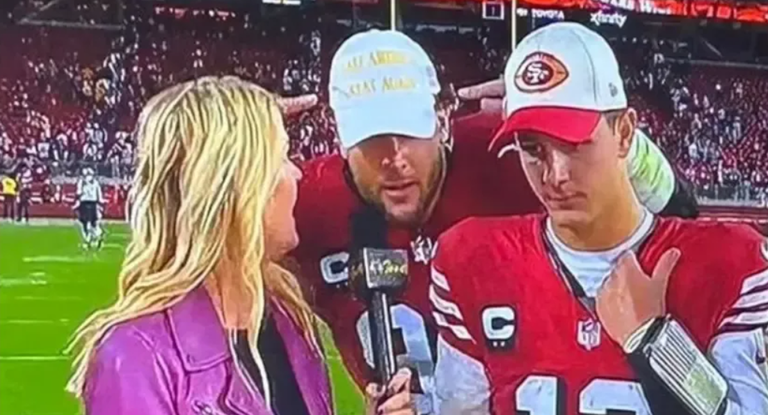 Nick Bosa se señala la gorra con el lema 'Make America Great Again'