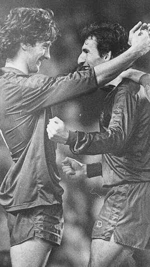 Bakero abrazo a Txiki en su etapa en el Barça. Archivo