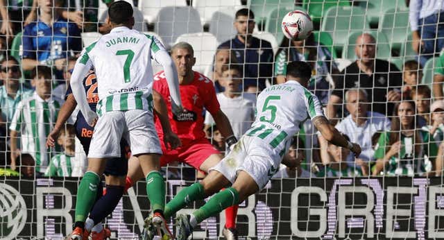 Bartra rescata un punto en la locura del Villamarín