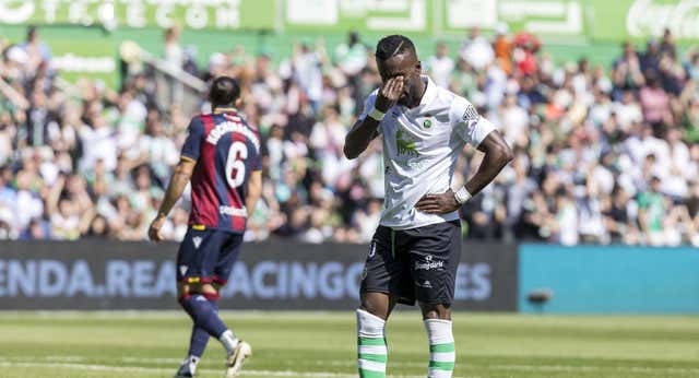 Arana se enfrenta a una aficionada del Racing de Ferrol por presuntos insultos racistas a Lago Junior