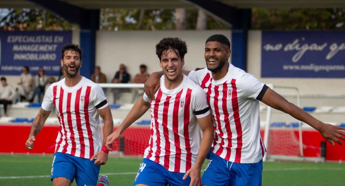 El Colonia Moscardó celebra un gol.