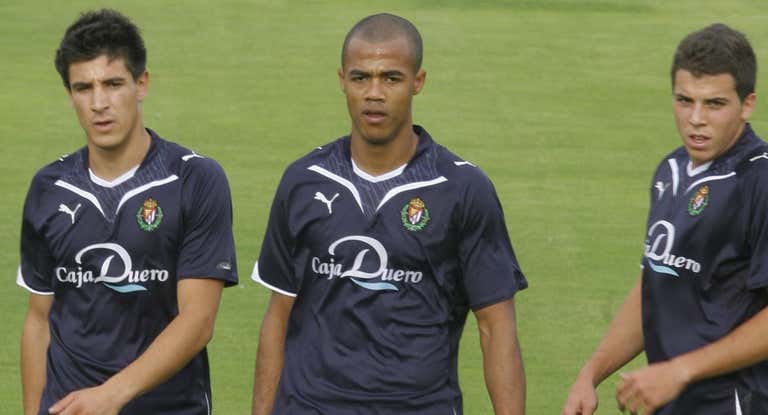 Yuri, a la izquierda, vistiendo la camiseta del Valladolid.