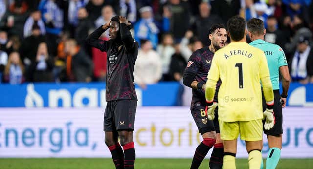 Un parón complicado para el Sevilla: vuelven la sensación de debilidad a Nervión… y los temores del pasado