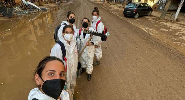 Los 600 kilómetros en un día de dos campeonas olímpicas para arrimar el hombro en Valencia: «Hasta que no miras a los ojos…»