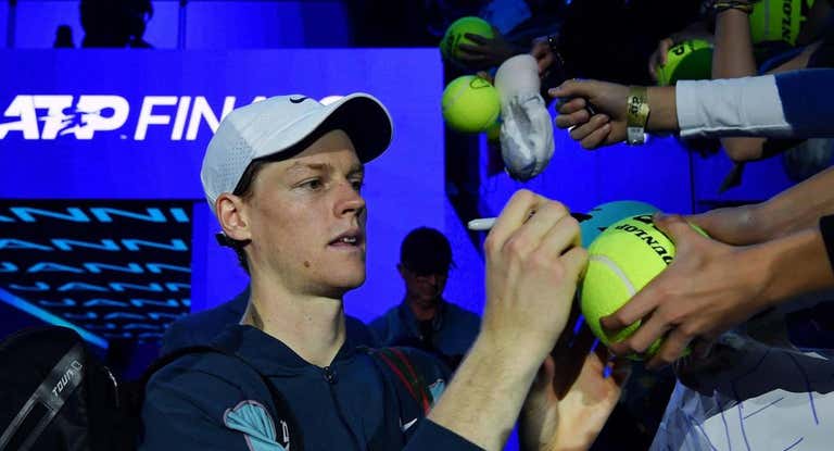Sinner firma una pelota tras un partido de las ATP Finals.