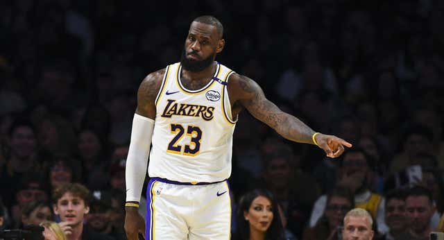 LeBron James termina con las páginas de los libros de historia a base de animaladas en su continuo desafío contra el tiempo