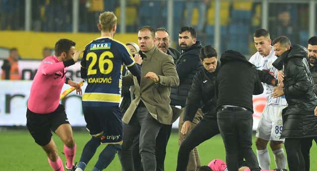Tres años y siete meses de prisión al presidente del Ankaragucu que agredió a un árbitro