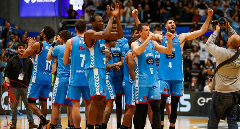 Los jugadores del Río Breogán celebran la victoria contra el Barça en Liga Endesa.