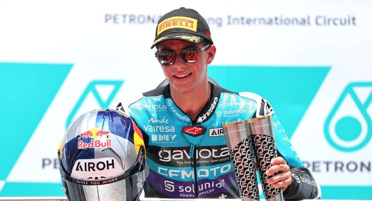 David Alonso celebrando su victoria en el GP de Malasia de Moto3.