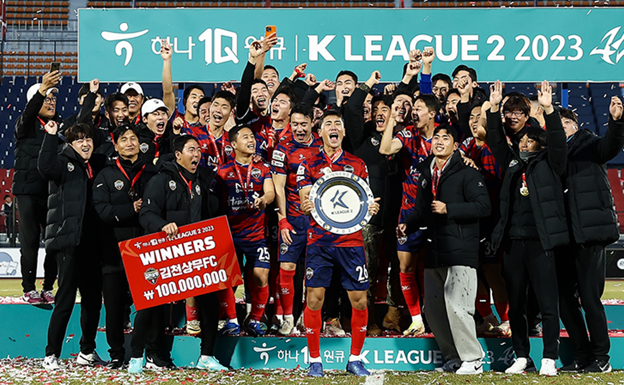 Los jugadores del Gimcheon celebran el título de K-League 2 de 2023. @GIMCHEONFC.
