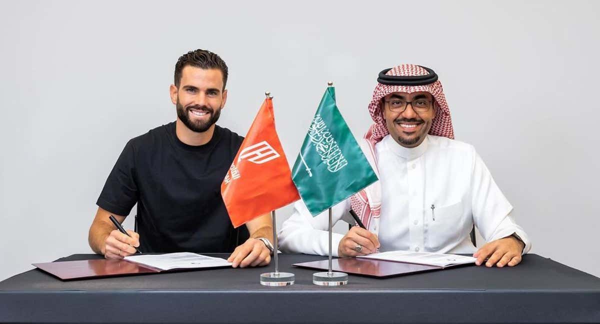 Nacho, en la firma de su contrato por el Al-Qadsiah.