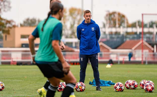 Joran Pot, entrenador del Twente.  TWENTE VROUWEN