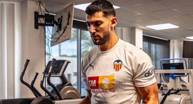 La nueva vida de Rafa Mir: la reunión de capitanes que marcó su presente, la vuelta en diciembre y una declaración pendiente