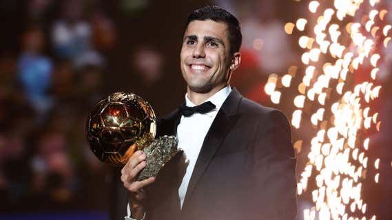 Rodri, con el Balón de Oro. /EFE