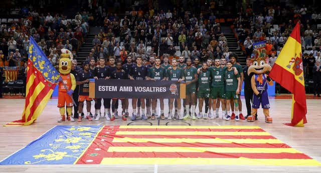 El deporte vuelve a Valencia tras la tragedia de la DANA con un sentido homenaje y un mensaje unánime: «Estamos con vosotros»