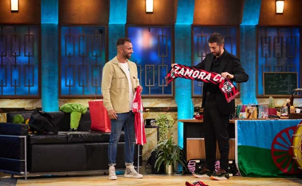 Pito Camacho le entrega la bufanda del Zamora a David Broncano. @LaRevuelta_TVE